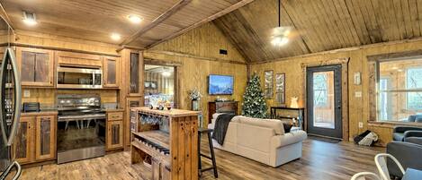 Smart TV, caminetto, lettore DVD, impianto stereo