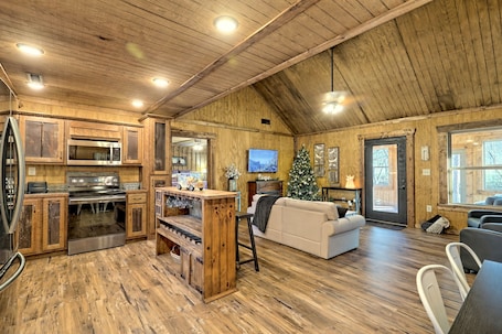 Smart TV, fireplace, DVD player, stereo. MOUNTAIN & RIVER VIEW, HOT TUB, FIREPLACES & FIRE PIT, WIFI, DOGS Ok, TV's