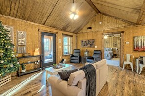 Smart TV, fireplace, DVD player, stereo