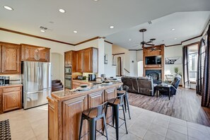 Fridge, microwave, oven, stovetop - ★Executive Lakeside Estate★ Private Pool, Home+Apt (Grand Prairie)