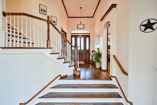 ★Executive Lakeside Estate★ Private Pool, Home+Apt