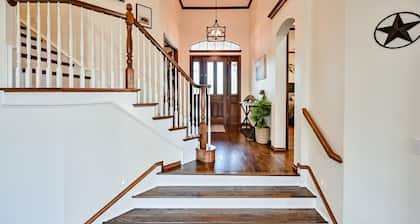 ★Executive Lakeside Estate★ Private Pool, Home+Apt