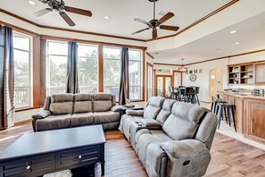 Smart TV, chimenea y oficina 