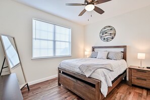 4 Schlafzimmer, Schreibtisch, Bügeleisen/Bügelbrett, kostenloses WLAN