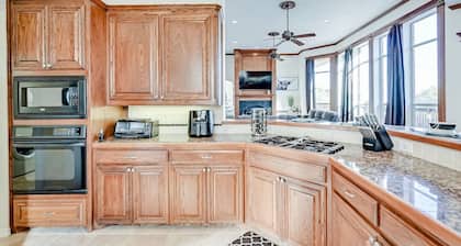 ★Executive Lakeside Estate★ Private Pool, Home+Apt