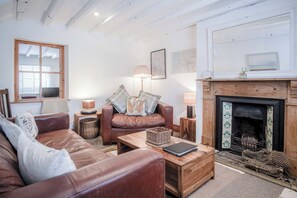 32-inch TV with cable channels - Angle Adventures - 4 Bed Cottage - Angle (Pembroke)