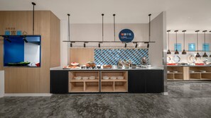 Una barra de desayuno moderna con una paleta de colores azul y blanco, que ofrece diversas opciones para el desayuno y un letrero que indica 'EXPRESS BREAKFAST'.