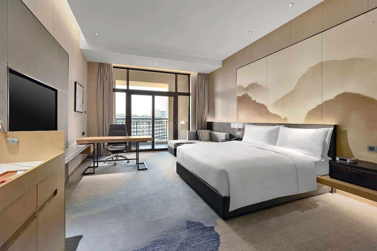 Deluxe Room, 1 King Bed (High Floor) | In-room safe, desk, soundproofing, iron/ironing board