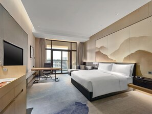 Rom – deluxe, 1 kingsize-seng (High Floor) | Safe på rommet, skrivebord, lydisolert og strykejern/-brett