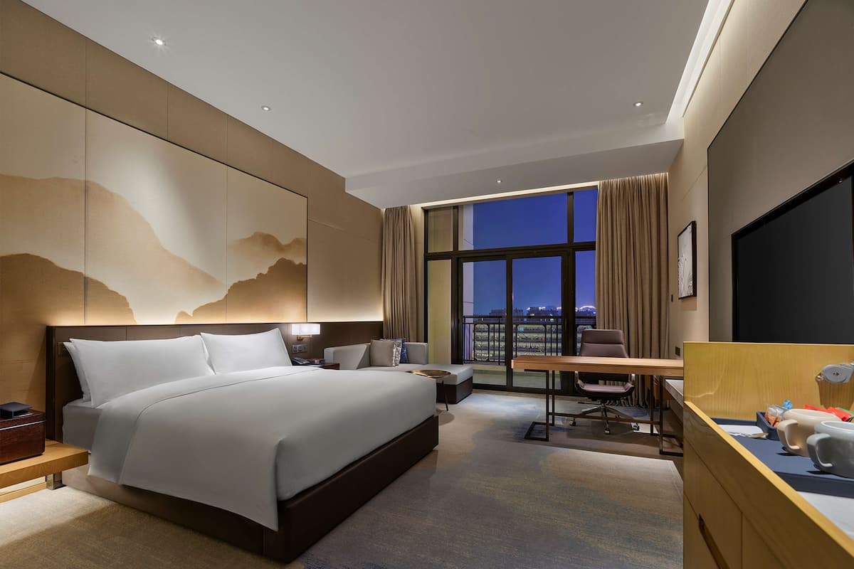 Executive Room, 1 King Bed | In-room safe, desk, soundproofing, iron/ironing board