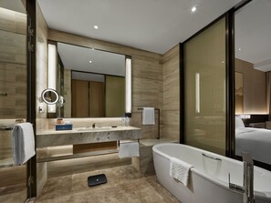 Separat badekar og dusj, regndusjhode og toalettartikler (inkludert)