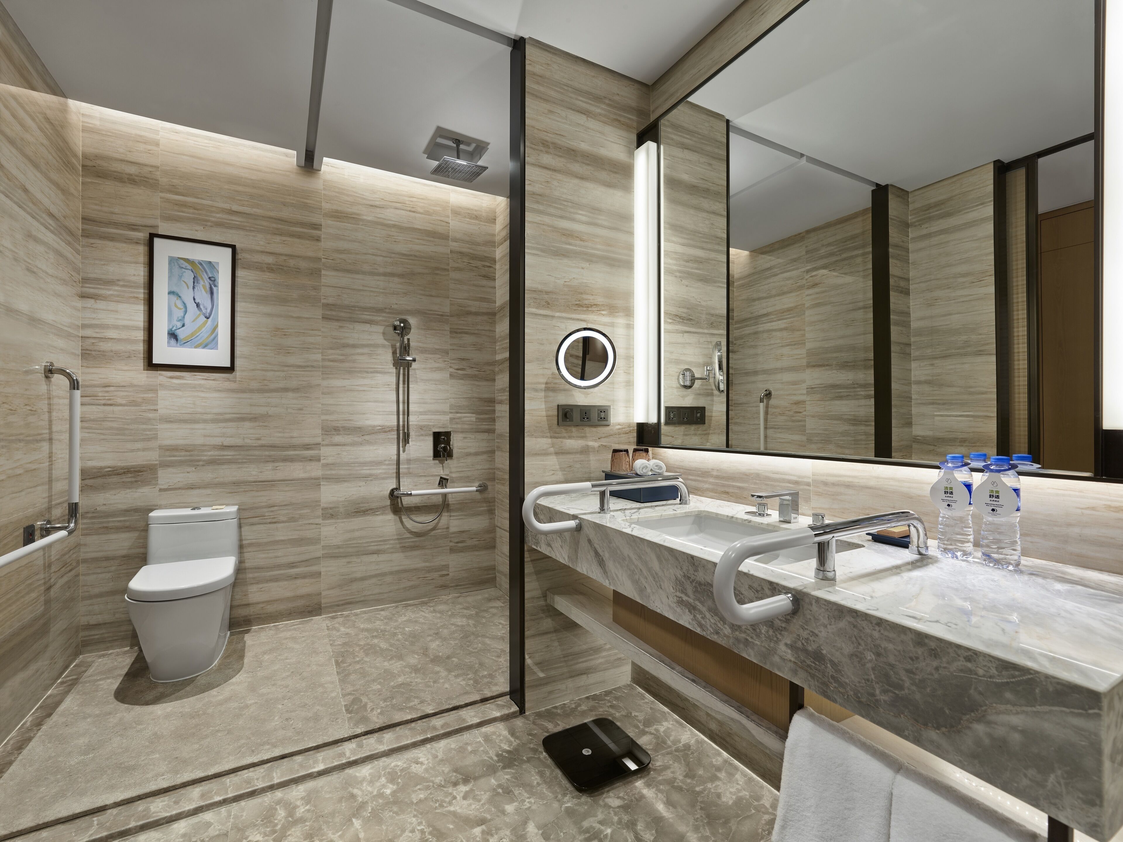 Chambre, 1 très grand lit, accessible aux personnes à mobilité réduite | Salle de bain