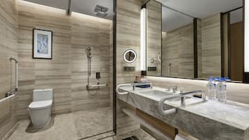 Chambre, 1 trÚs grand lit, accessible aux personnes à mobilité réduite | Salle de bain