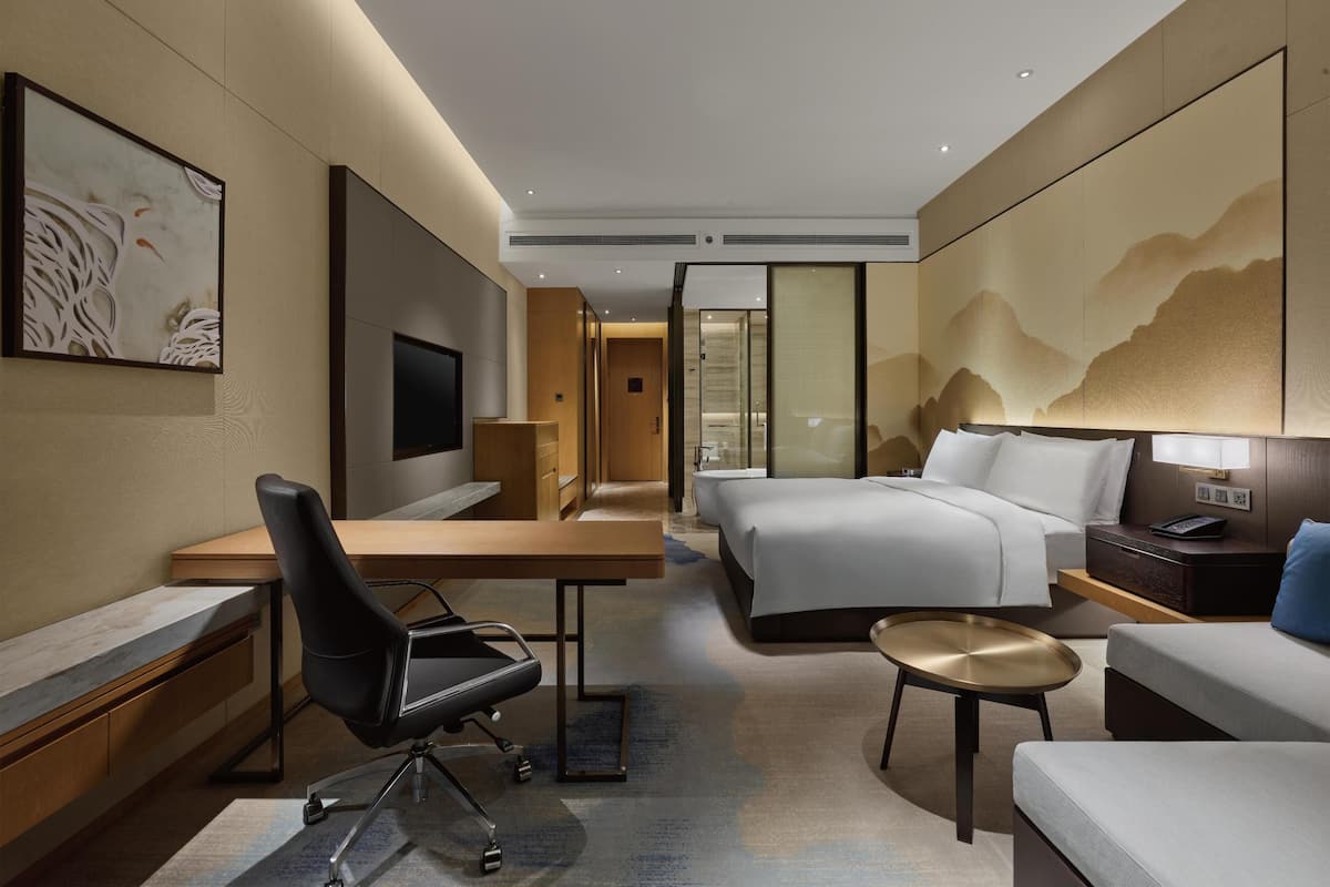 Zimmersafe, Schreibtisch, schallisolierte Zimmer, Bügeleisen/Bügelbrett