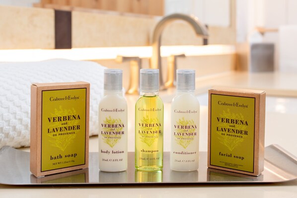 Safe på rommet, skrivebord, lydisolert og strykejern/-brett