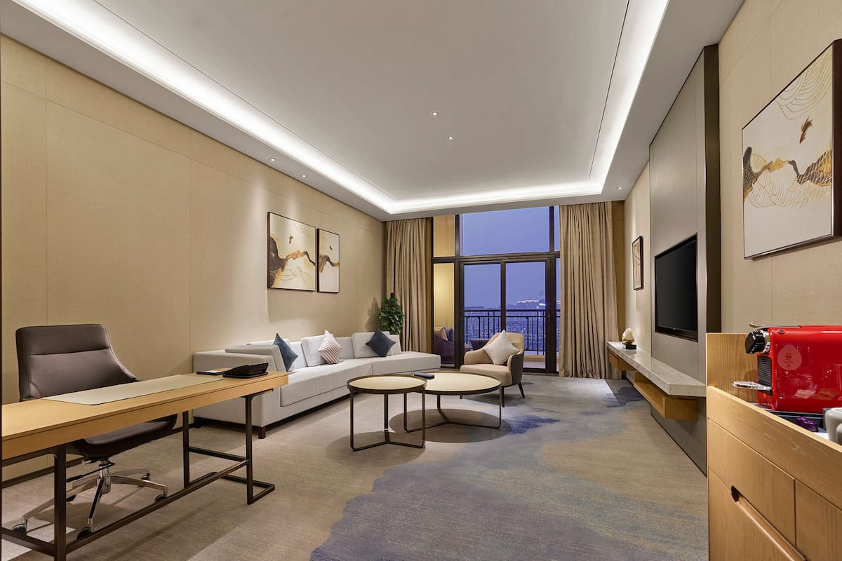 Premium Suite, 1 King Bed | In-room safe, desk, soundproofing, iron/ironing board