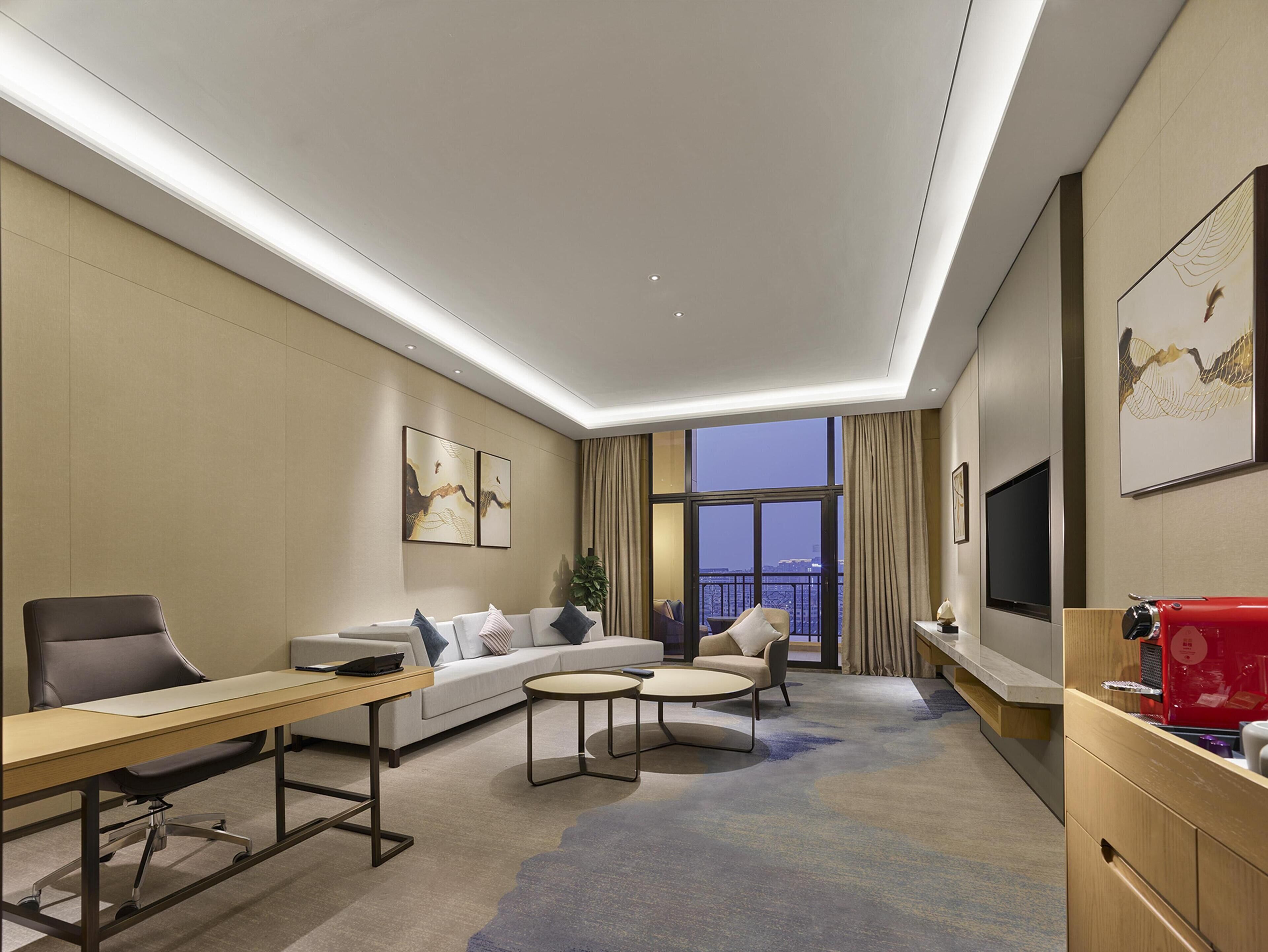 Suite Premium, 1 cama King size | Caja de seguridad en la habitación, escritorio y insonorización 