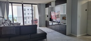 Smart-TV, Tischtennisplatte, Stereoanlage, Arbeitsbereiche