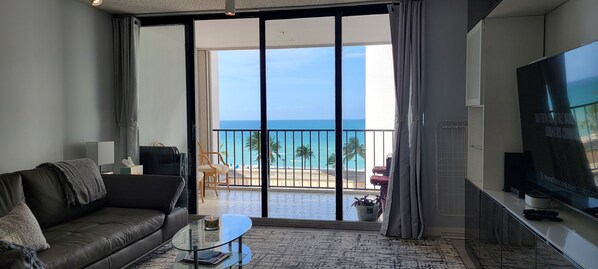 تلفزيون ذكي، تنس طاولة، ستيريو، مكتب