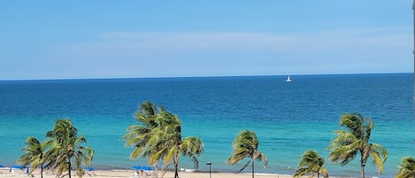 Sur la plage, chaise longue, serviettes de plage
