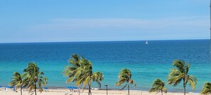 En la playa, camastros y toallas de playa 