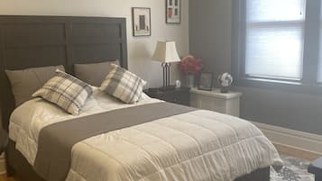 2 habitaciones, escritorio y tabla de planchar con plancha