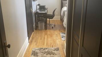 2 habitaciones, escritorio y tabla de planchar con plancha