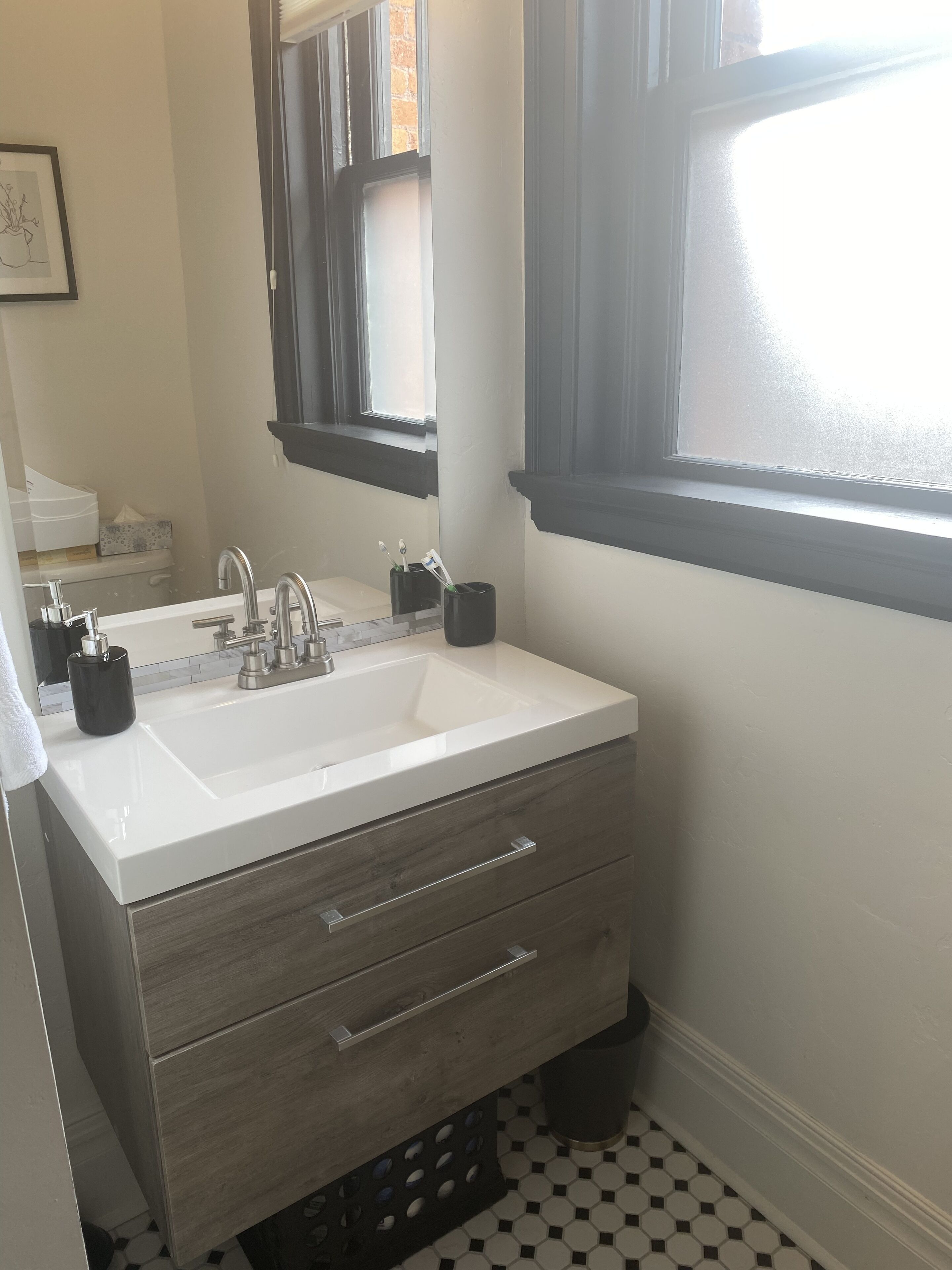 Combined shower/tub, hair dryer, towels