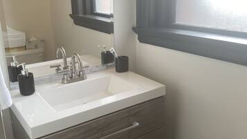 Combinació de dutxa i banyera, assecador de cabells i tovalloles