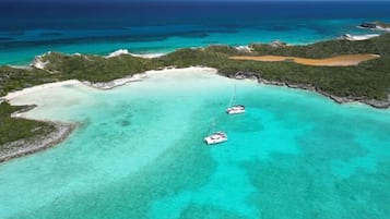På stranden, solstolar och strandhanddukar