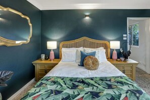 1 habitación, tabla de planchar con plancha y cuna de viaje 