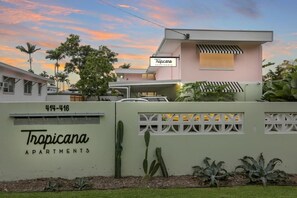 Property grounds - Stylish Tropical Retreat with Private Courtyard & Prime Location (Parramatta Park)