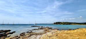 A coastal scene with rocky shores, clear blue water, and sailboats. - Peace and quiet, olive trees, a misty terrace, Wi-Fi, air-conditioned (Lorgues)