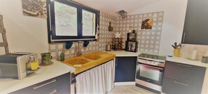 Kühlschrank, Ofen, Herdplatte, Wasserkocher mit Kaffee-/Teezubehör