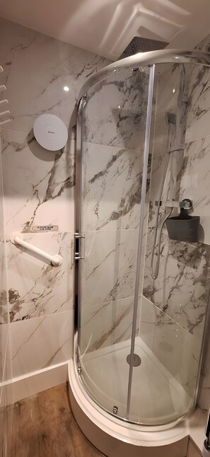 Combined shower/tub, towels