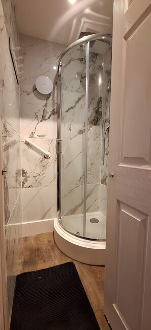 Combined shower/bathtub, towels - Sleeps 12 - Themed Accommodation (The City of Brighton and Hove)