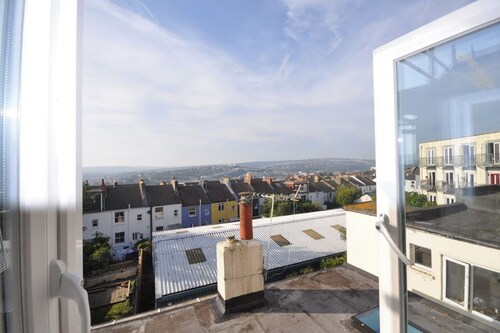 Sleeps 12 - Themed Accommodation