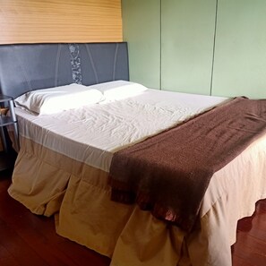 Chambre Double, salle de bains privée | Bureau, Wi-Fi gratuit, draps fournis