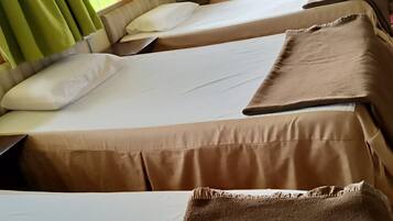 Kamar Triple, kamar mandi pribadi | Meja kerja, Wi-Fi gratis, dan seprai linen