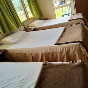 Chambre Triple, salle de bains privée | Bureau, Wi-Fi gratuit, draps fournis