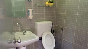 ฝักบัว, ของใช้ในห้องน้ำฟรี, ผ้าเช็ดตัว