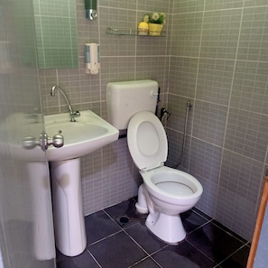 Douche, articles de toilette gratuits, serviettes fournies