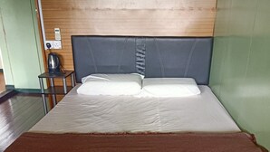 ห้องดับเบิล, ห้องน้ำส่วนตัว | โต๊ะทำงาน, Wi-Fi ฟรี, ผ้าปูที่นอน