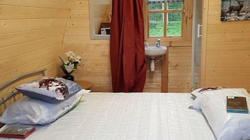 1 bedroom, bed sheets