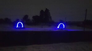 Un'area poco illuminata con due archi blu illuminati.