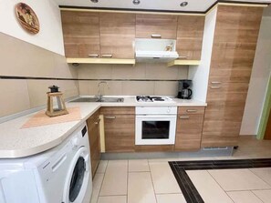 Frigorífico, horno, placa de cocina y lavavajillas