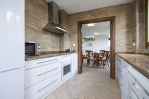 Een koelkast, een magnetron, een oven, een kookplaat