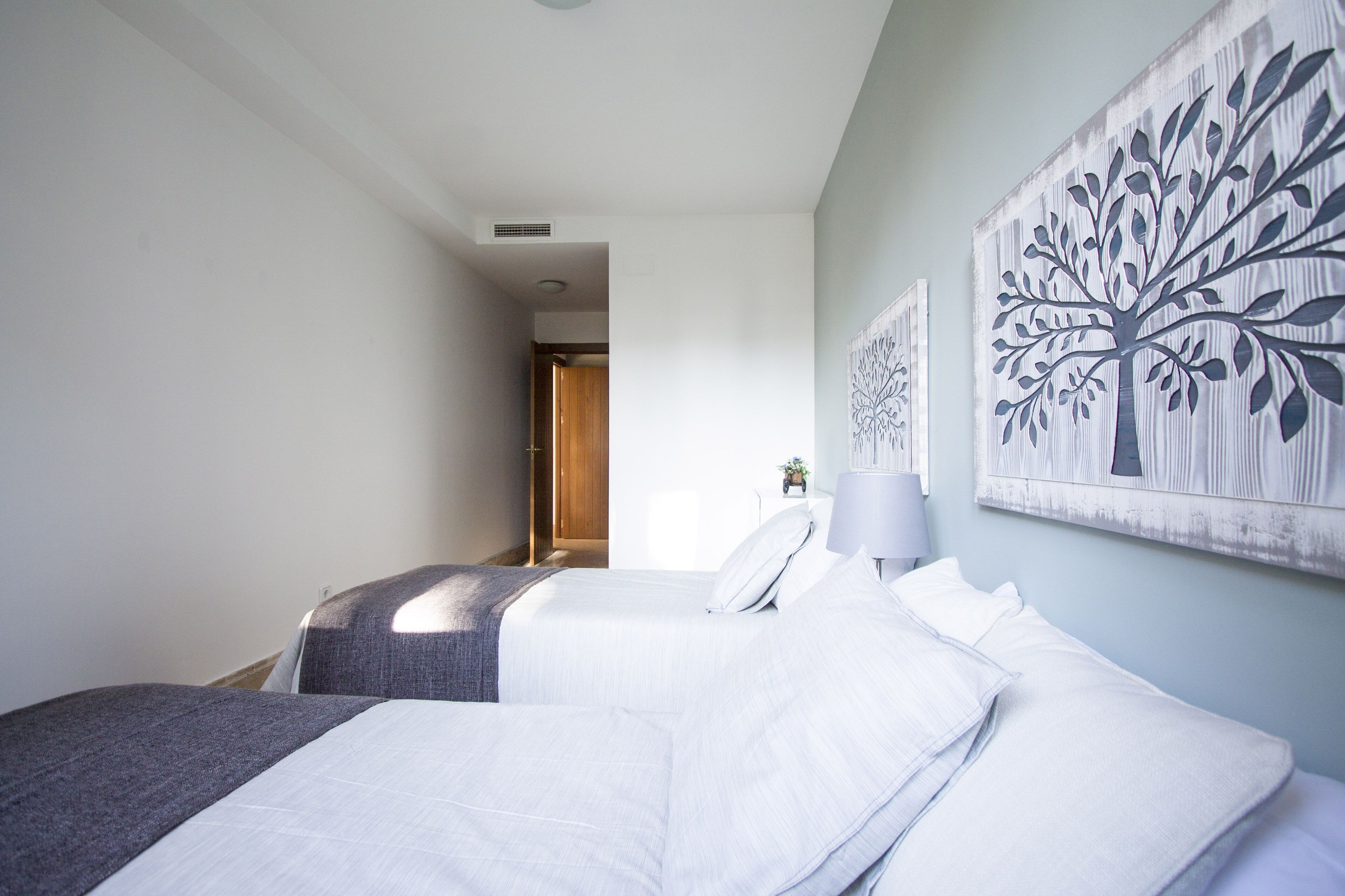 3 slaapkamers, een strijkplank/strijkijzer, gratis wifi, beddengoed