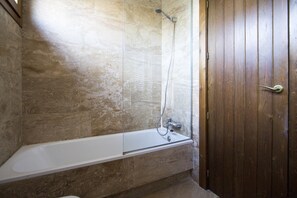 Duschwanne, Bidet, Handtücher