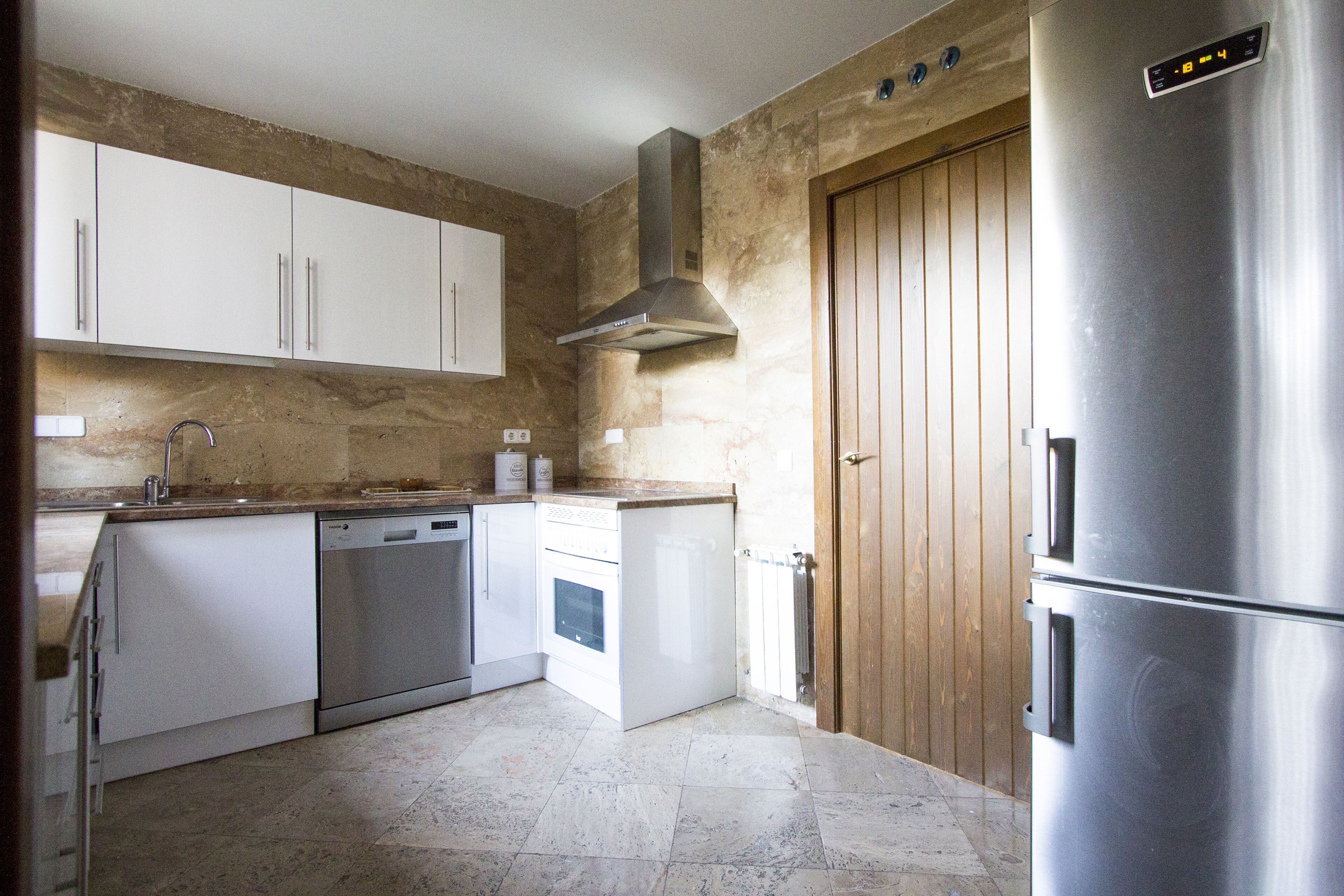 Een koelkast, een magnetron, een oven, een vaatwasser